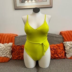 ❣️🆕Old Navy Textured Ribbed Vneck Belted One Piece Swimsuit❣️